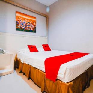 Фотографии гостиницы 
            RedDoorz Plus near Sultan Hasanuddin Airport