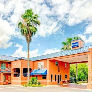 Фотографии гостиницы 
            Travelodge by Wyndham San Antonio Lackland A F B