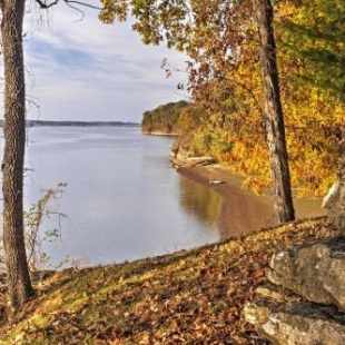 Фотография гостевого дома Captivating Cadiz Hideaway with Deck on Lake Barkley