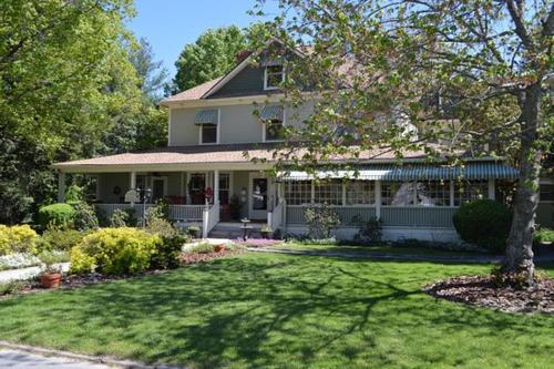 Фотография гостиницы Red Rocker Inn