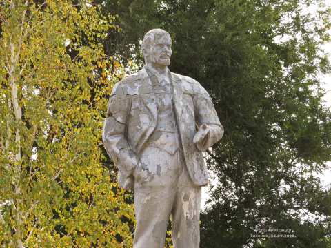 Фото аксай ленина. Памятник Ленину Тараз. Памятник Ленину Аксай.