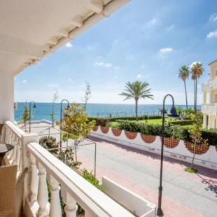 Фотография гостевого дома Lets in the Sun La Cala Beachside Townhouse