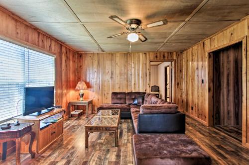 Фотография гостевого дома Remodeled Lakefront Dandridge Home with Deck and Dock!