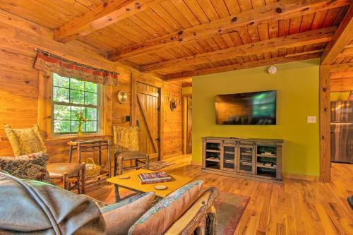 Фотографии гостевого дома 
            Log Cabin in the Woods with Deck, Game Room, Hot Tub