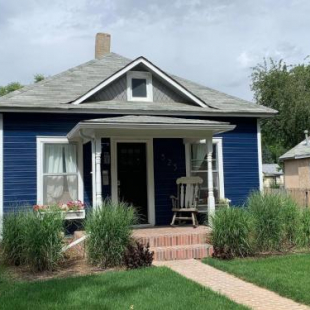 Фотография гостевого дома The Cottage! Chic Bungalow near Old Town Square!