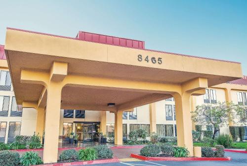 Фотография гостиницы La Quinta by Wyndham Oakland Airport Coliseum