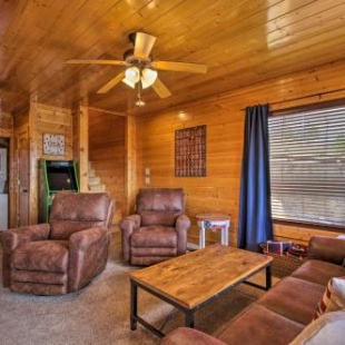 Фотография гостевого дома Mtn Cabin by Pigeon Forge with Hot Tub and Resort Pool