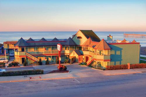 Фотография гостиницы Shoreline Inn...on the beach