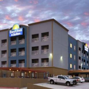 Фотографии гостиницы 
            Days Inn & Suites by Wyndham Galveston West/Seawall