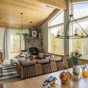 Фотографии гостевого дома 
            Little Red by AvantStay - Modern Cabin w/ Pine Tree Views