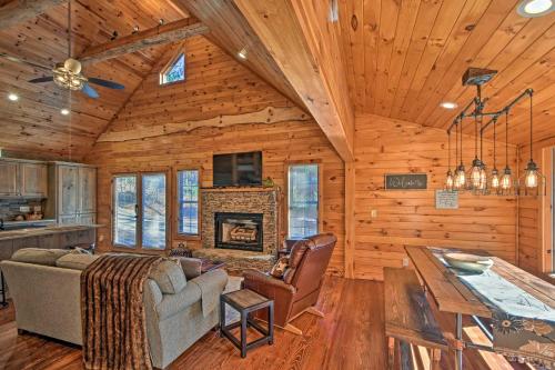 Фотографии гостевого дома 
            Blue Ridge Mtns Creekside Cabin with Hot Tub and Pier!