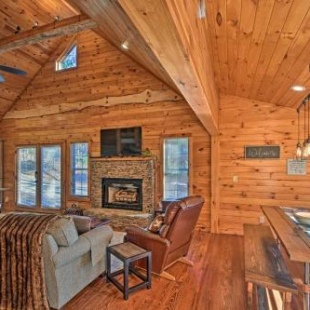 Фотография гостевого дома Blue Ridge Mtns Creekside Cabin with Hot Tub and Pier!