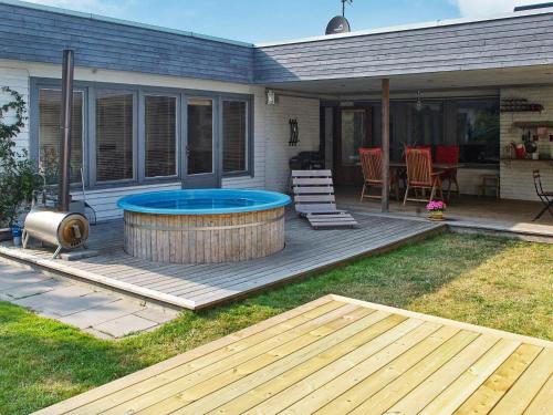 Фотография гостевого дома Four-Bedroom Holiday home in Sölvesborg 1