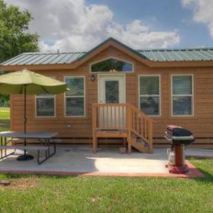 Фотографии базы отдыха 
            Lake Conroe Two-Bedroom Cabin 13