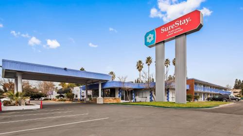 Фотографии гостиницы 
            SureStay Plus Hotel by Best Western Sacramento Cal Expo