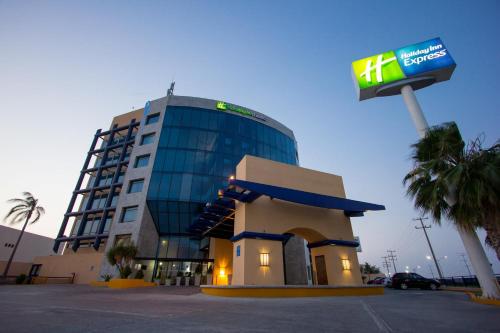 Фотографии гостиницы 
            Holiday Inn Express Nuevo Laredo, an IHG Hotel