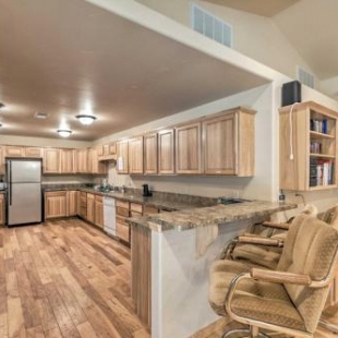 Фотография гостевого дома Ruidoso Condo with Deck, 13 Mi from Ski Apache!