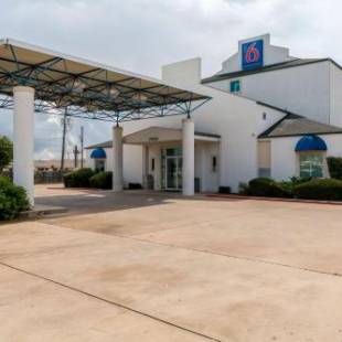 Фотографии гостиницы 
            Motel 6-San Antonio, TX - South