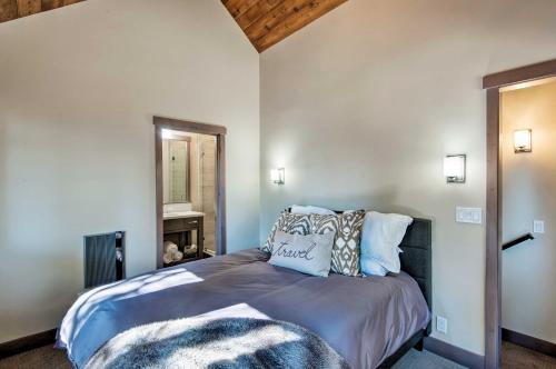 Фотография гостевого дома Modern Lakeside Comfort Walk to Dock and Tahoe City