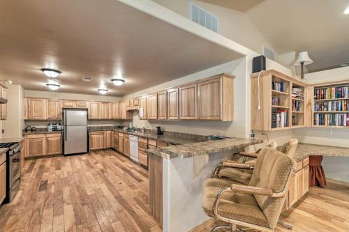 Фотографии гостевого дома 
            Ruidoso Condo with Deck, 13 Mi from Ski Apache!