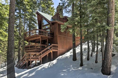 Фотографии гостевого дома 
            Modern Tahoe Donner Retreat with Deck and Grill!