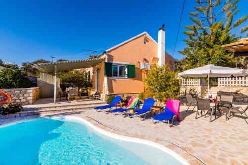 Фотография гостевого дома Loggos Seaview Cottage with Pool by Konnect