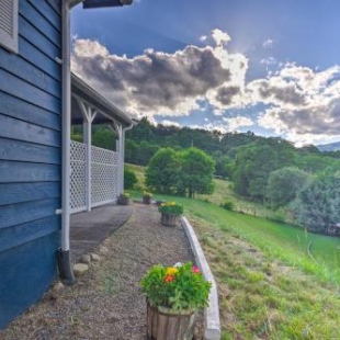 Фотография гостевого дома Maggie Valley House with Mtn Views - 1 Mi to DT