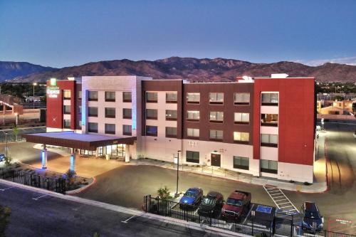 Фотографии гостиницы 
            Holiday Inn Express & Suites - Albuquerque East, an IHG Hotel