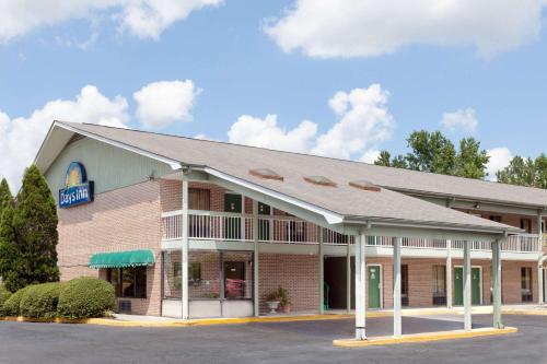 Фотографии гостиницы 
            Days Inn by Wyndham Columbia NE Fort Jackson