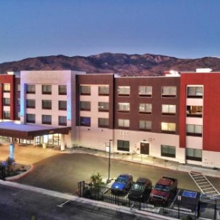 Фотография гостиницы Holiday Inn Express & Suites - Albuquerque East, an IHG Hotel