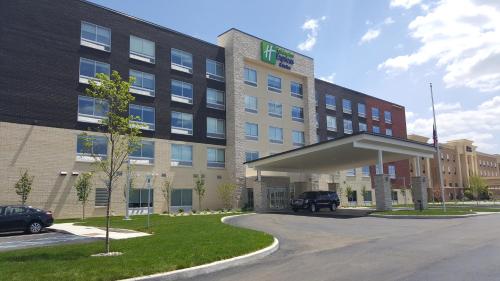 Фотографии гостиницы 
            Holiday Inn Express & Suites Toledo West, an IHG Hotel