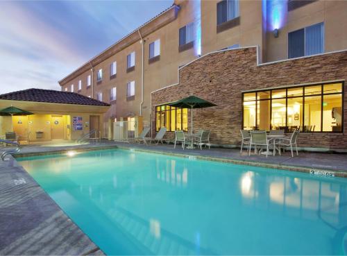 Фотография гостиницы Holiday Inn Express Hotel & Suites Merced, an IHG Hotel