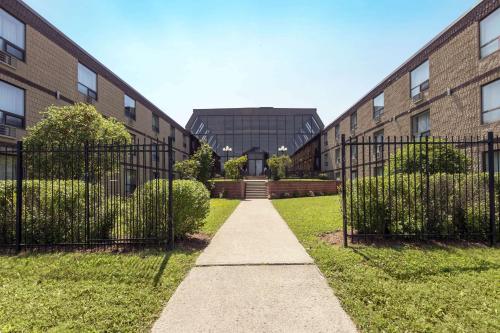 Фотография гостиницы Quality Inn & Conference Centre Midland