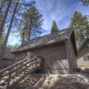 Фотография гостевого дома Cozy Mountain Hideaway by Lake Tahoe Accommodations