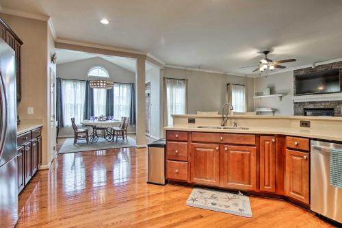 Фотография гостевого дома Coastal Home Ideal for Groups - 7 Miles to Fenwick