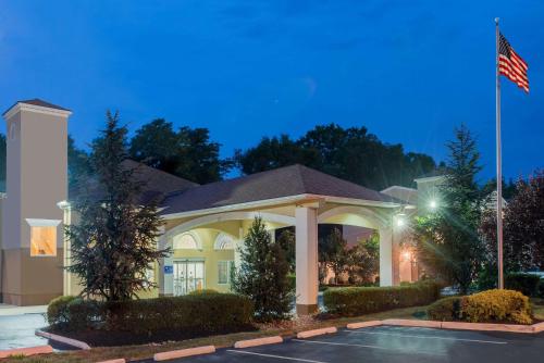 Фотография гостиницы Days Inn & Suites by Wyndham Cherry Hill - Philadelphia