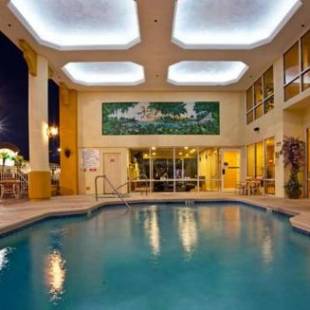 Фотографии гостиницы 
            Holiday Inn Express Hotel & Suites Cocoa Beach, an IHG Hotel