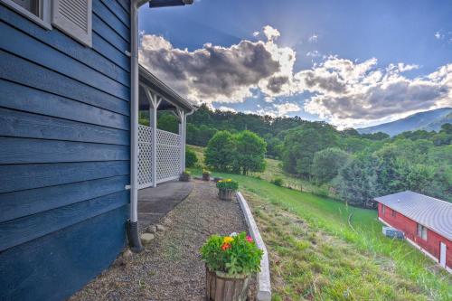 Фотографии гостевого дома 
            Maggie Valley House with Mtn Views - 1 Mi to DT