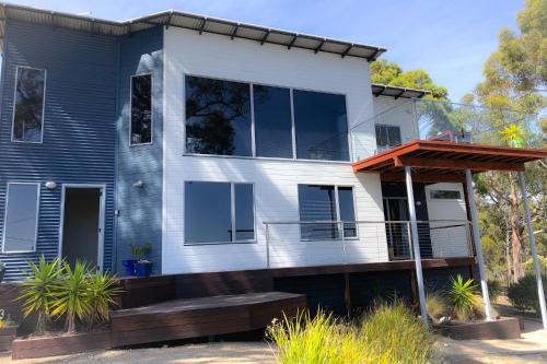 Фотографии гостевого дома 
            BAY OF FIRES BEACH SHACK ocean views from a modern Beachhouse