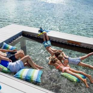 Фотографии гостиницы 
            Holiday Inn Resort Kandooma Maldives with 50% Off on Transfers, an IHG Hotel