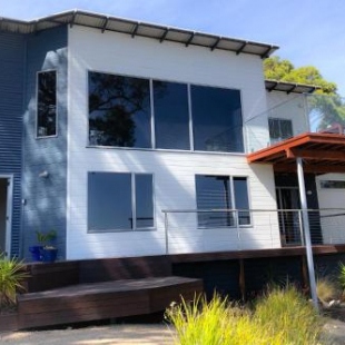 Фотография гостевого дома BAY OF FIRES BEACH SHACK ocean views from a modern Beachhouse