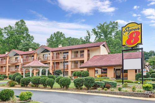 Фотография гостиницы Super 8 by Wyndham Downtown Gatlinburg at Convention Center