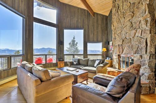 Фотографии гостевого дома 
            Panoramic Mountain-View Retreat with Hot Tub and Deck!