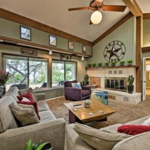 Фотография гостевого дома Canyon Lake Home with Yard - half Mile To Boat Launch!