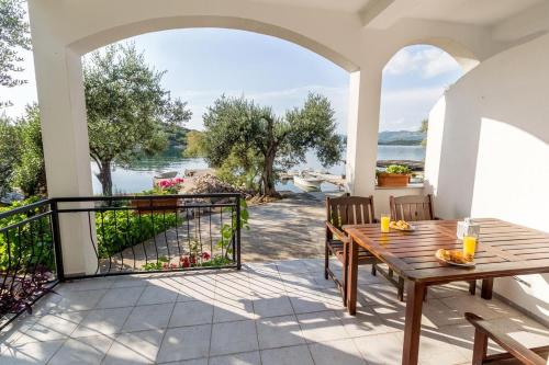 Фотография гостевого дома Apartments by the sea Zuronja, Peljesac - 10134