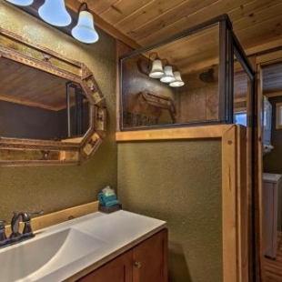 Фотография гостевого дома Ruidoso Lonesome Wolf Rustic Studio with Hot Tub!