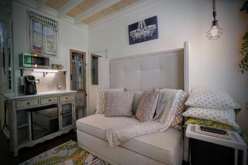 Фотография апарт отеля Palm Beach Historic Hotel Petite Retreat 1 block to beach! New bed! Improved Internet!