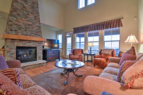 Фотография гостевого дома Retreat with Mtn Views o 4 Mi to Ski Granby Ranch!