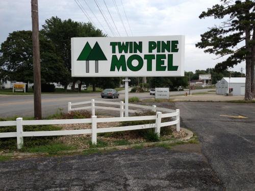 Фотография мотеля Twin Pine Motel