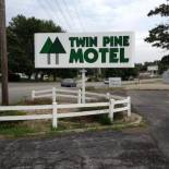 Фотография мотеля Twin Pine Motel